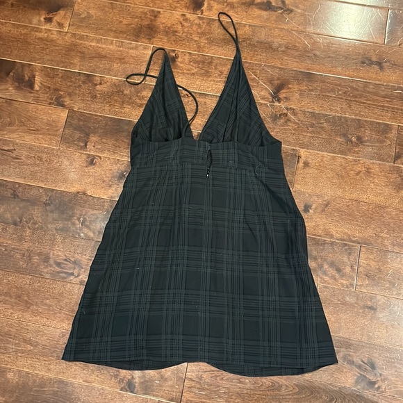 Beautiful deep cut v neck Aritzia Tank - Picture 2 of 4